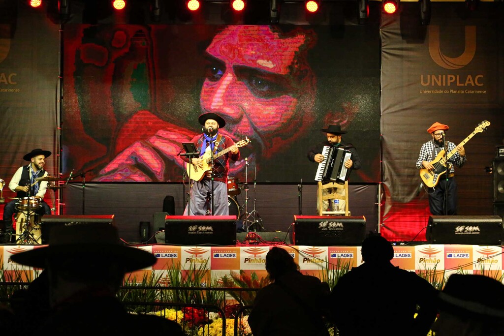 Luiz Marenco aquece noite da Praça João Costa