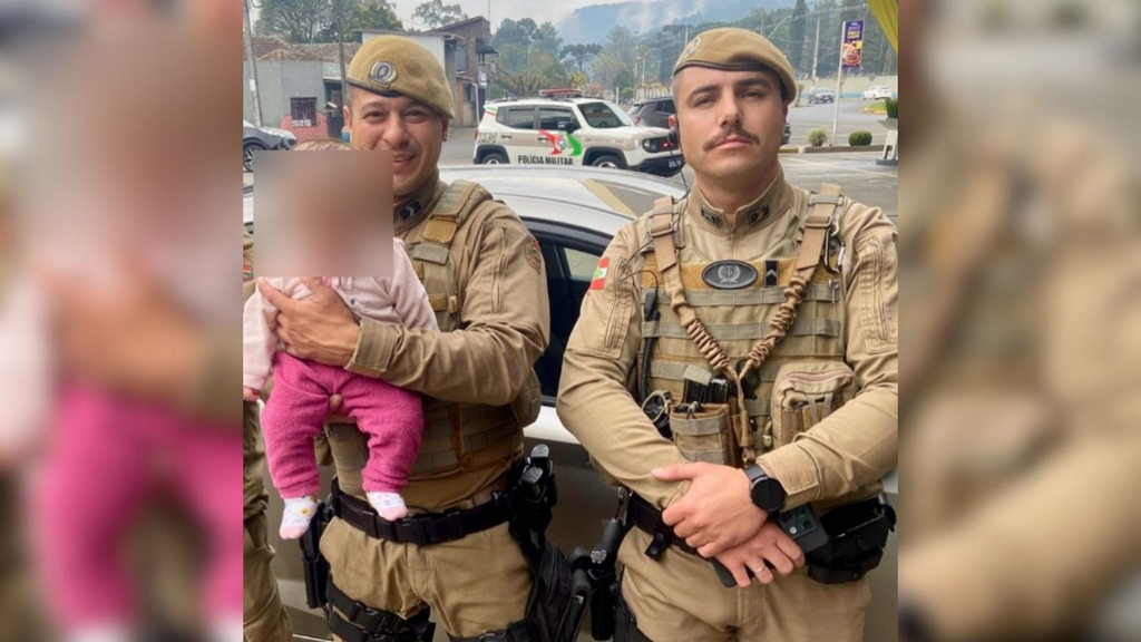 Bebê trancada em carro é salva por policiais militares após sufocar com touca em SC