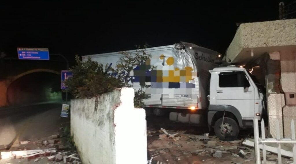 Caminhão invade casa e fere morador durante a madrugada em Rio do Sul