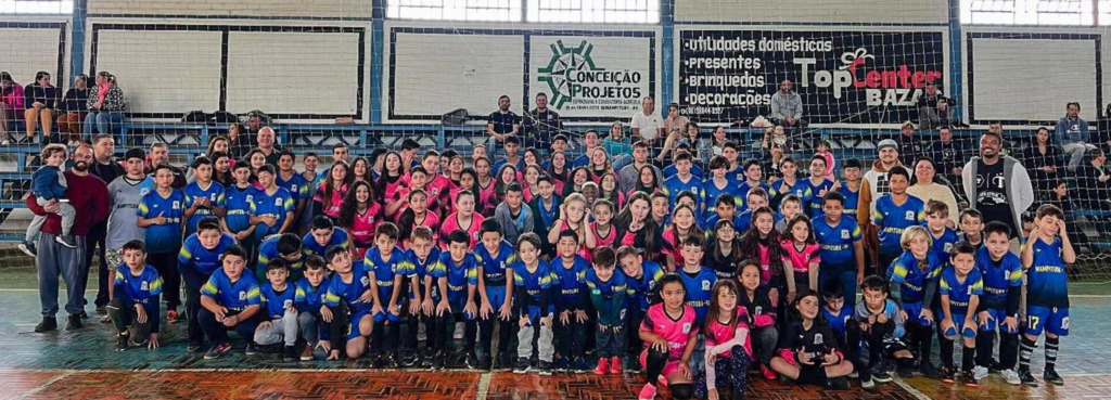 PREFEITURA DE MAMPITUBA ENTREGA UNIFORMES  AOS ALUNOS DO PROJETO CHUTE CERTO