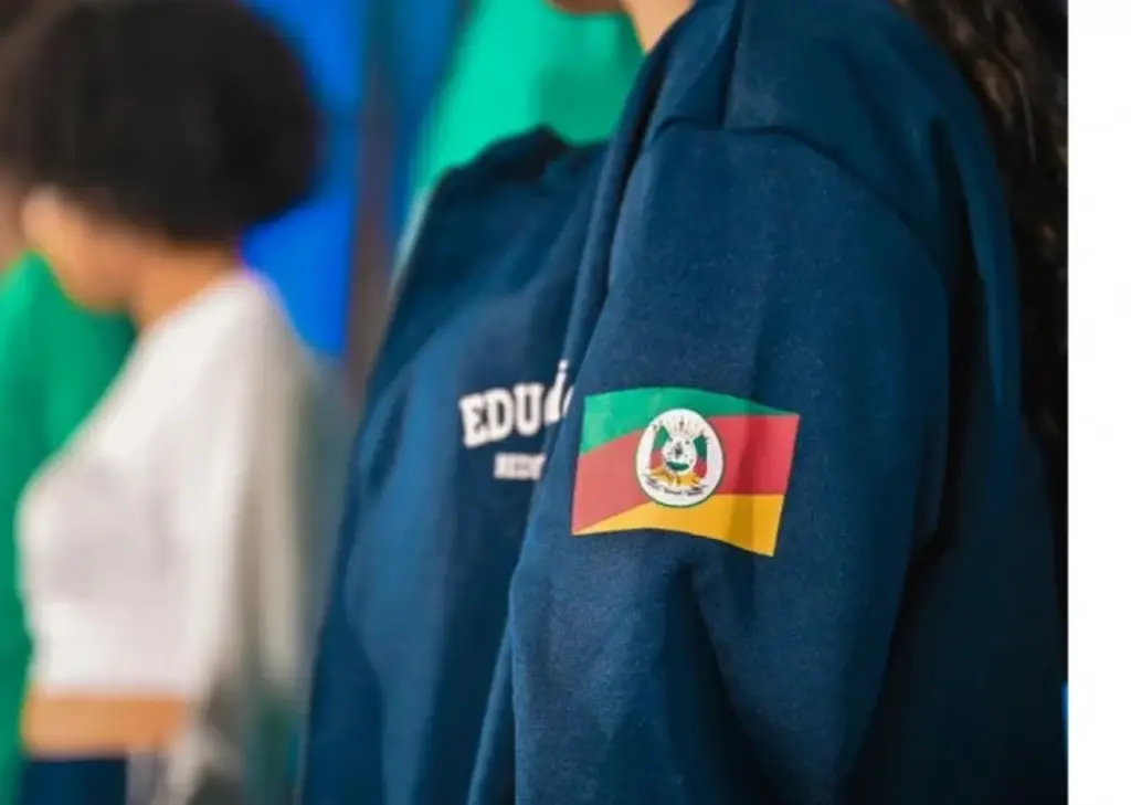 Bancada do PT/PCdoB exige responsabilização de empresa por atraso no fornecimento de uniformes escolares