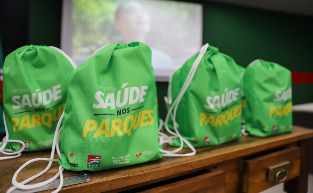 Governo de Criciúma entrega kits esportivos para participantes do projeto “Saúde nos Parques”