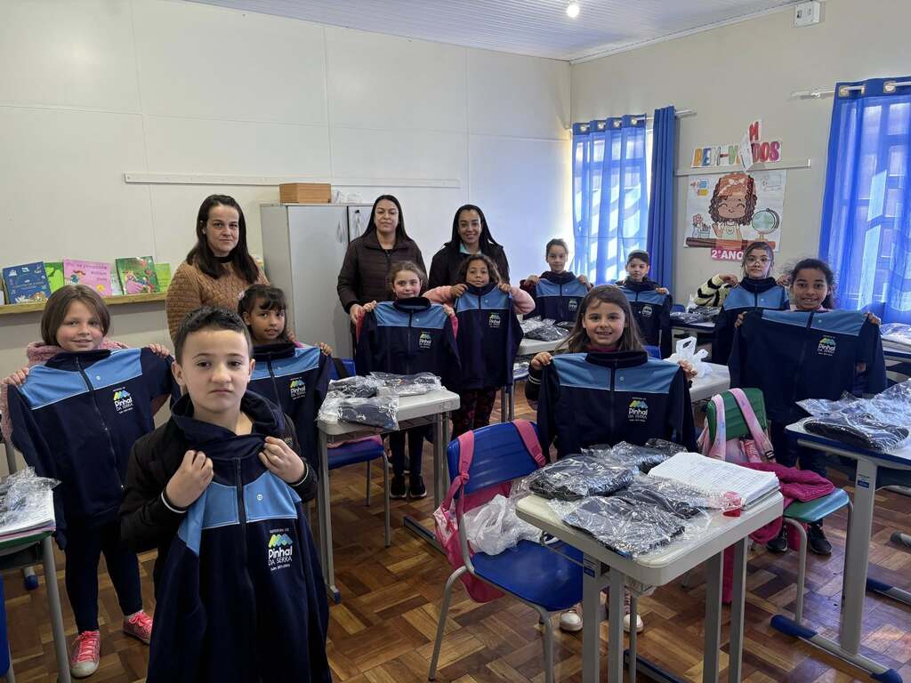 Entrega de Uniformes nas Escolas Municipais de Pinhal da Serra