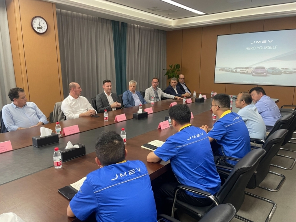 Santa Catarina assina termo de intenção com montadora chinesa de carros elétricos