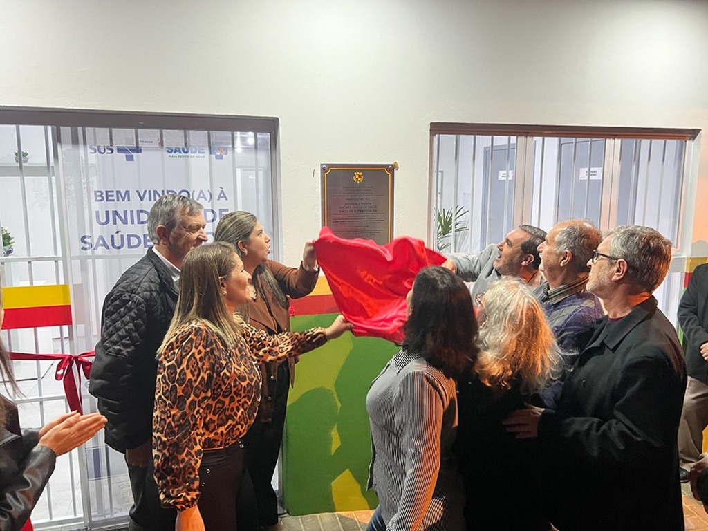BÊNÇÃOS E HOMENAGENS MARCAM INAUGURAÇÕES EM PEROBA