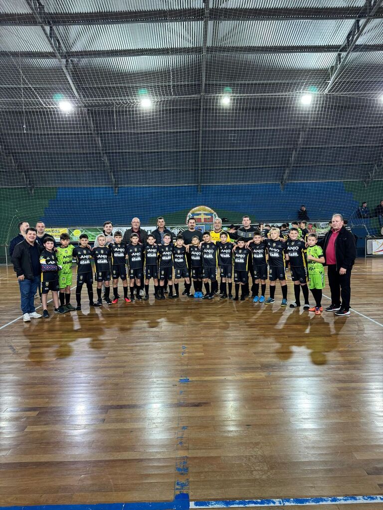 PROJETO ANJOS DO FUTSAL RECEBE NOVOS MATERIAIS ESPORTIVOS EM PRAIA GRANDE