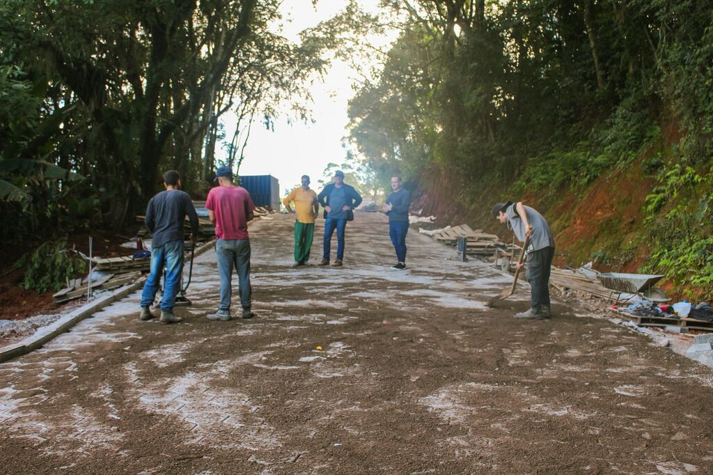 PREFEITURA DE PRAIA GRANDE RETOMA PAVIMENTAÇÃO NO ALTO DA ESPERANÇA