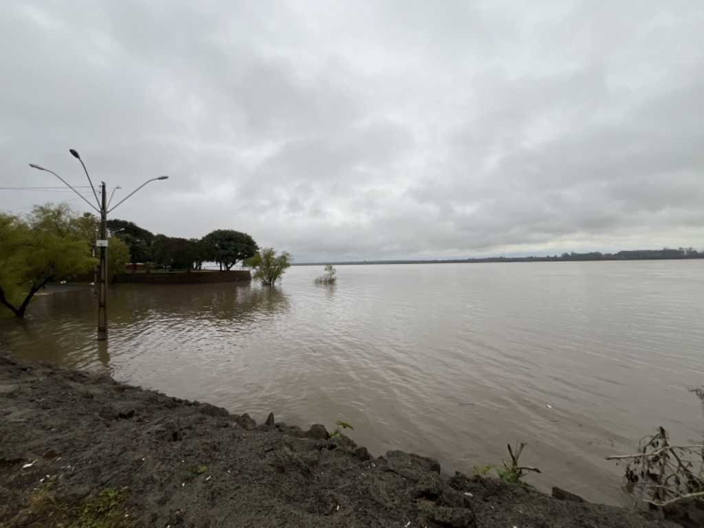 Cheia do Rio Uruguai tira cinco famílias de casa