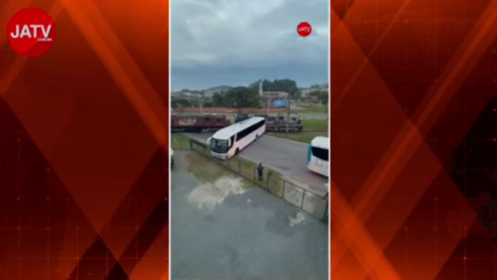 Ônibus para sobre trilho de trem em Joinville e o inesperado acontece