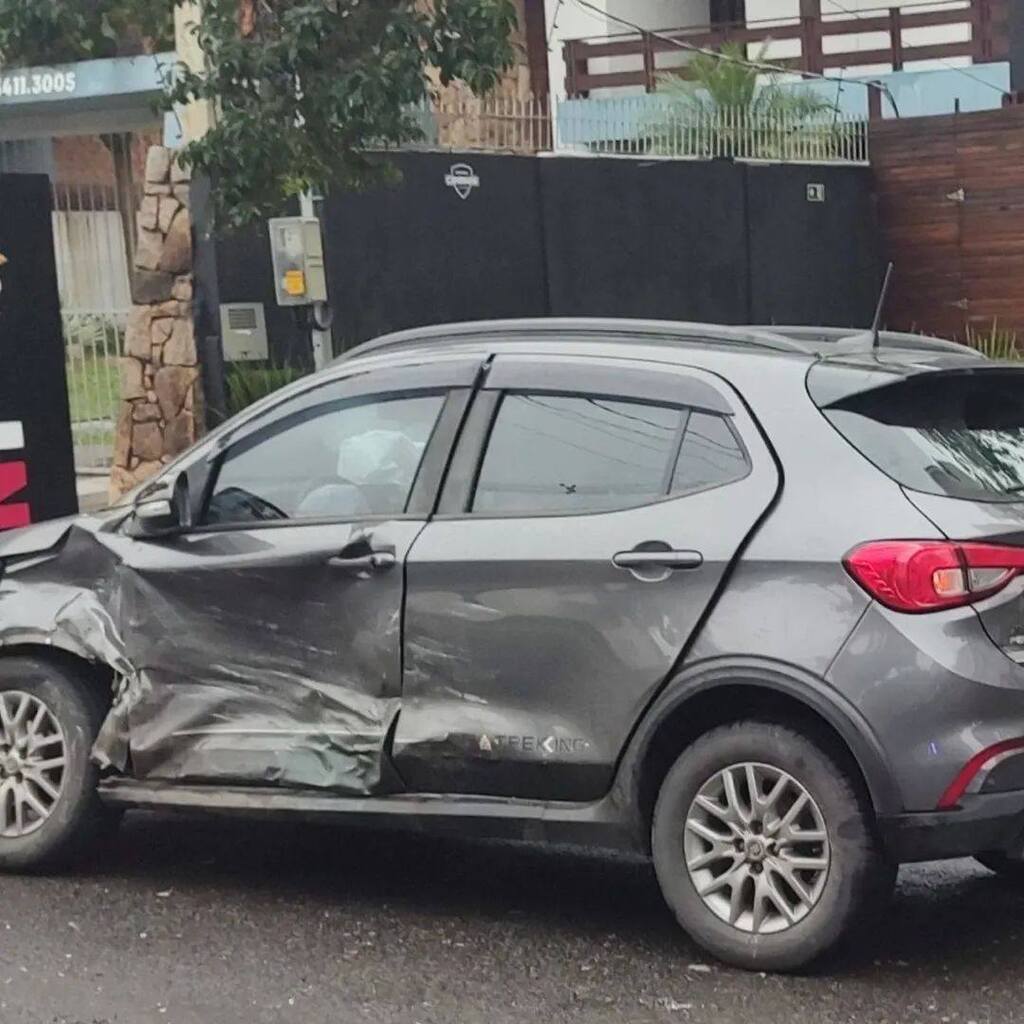 Colisão entre veículos é registrada no centro