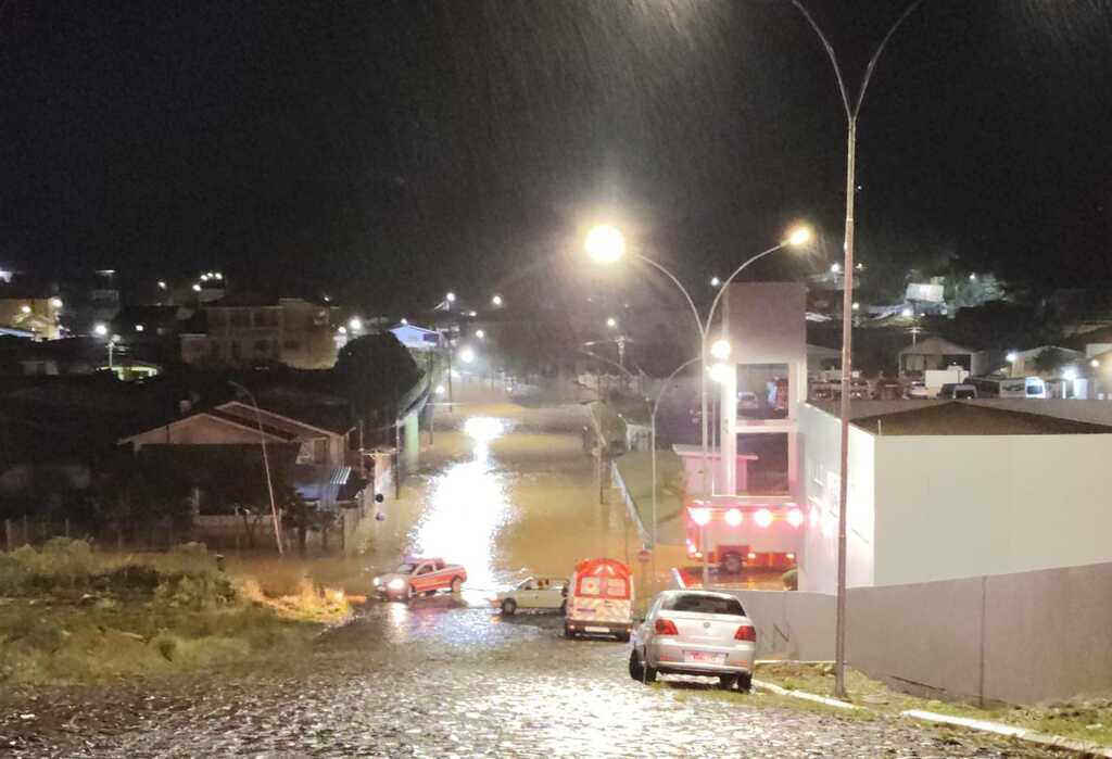 Ruas ficam alagadas após chuva intensa em Fraiburgo