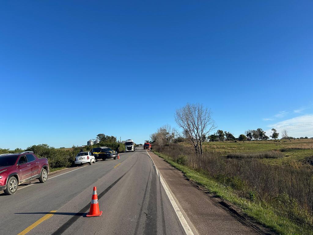 Acidente entre caminhão e carro deixa uma pessoa ferida