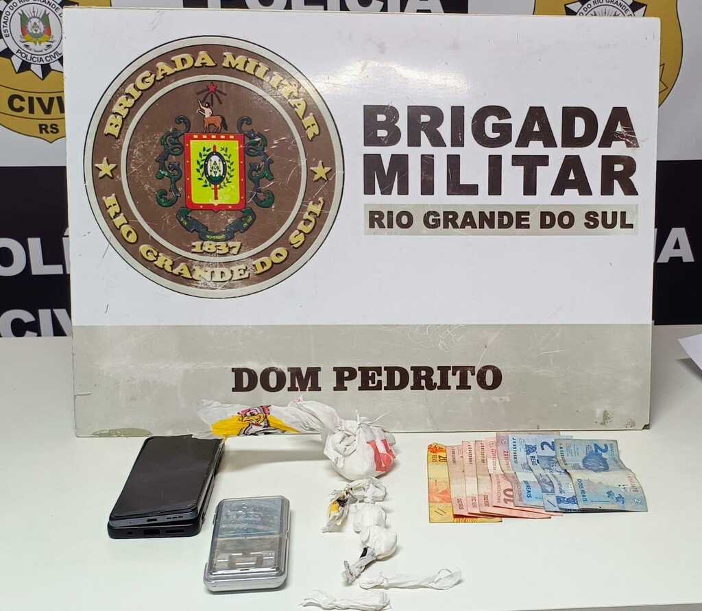 Policiais prendem dois homens por tráfico