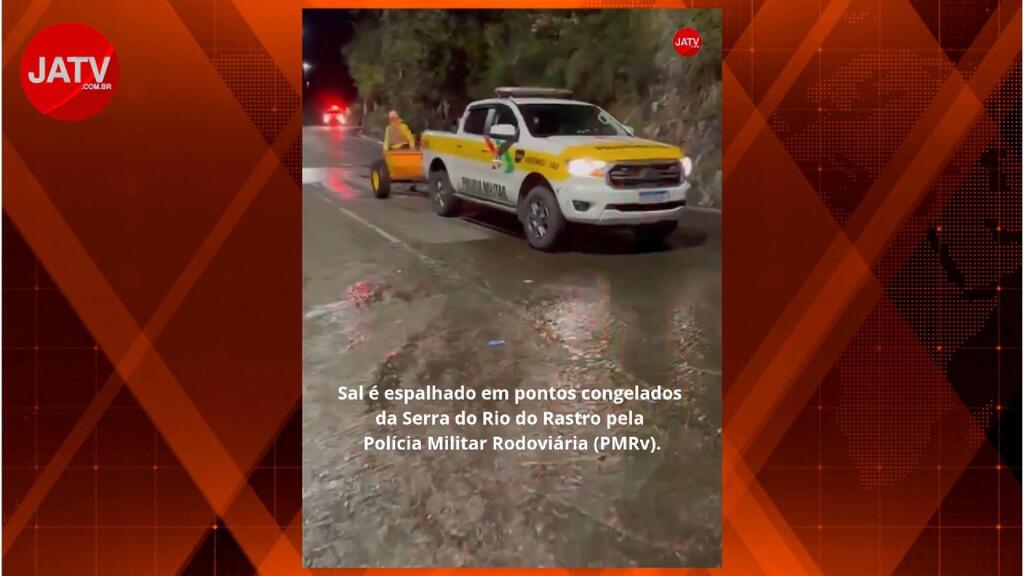 Sal é espalhado em pontos congelados da Serra do Rio do Rastro
