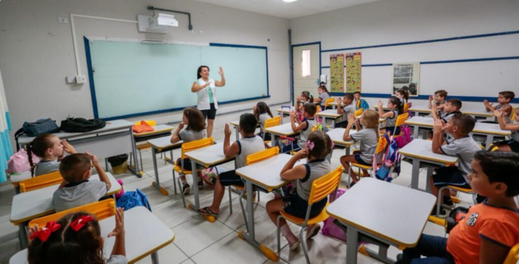 Prefeitura pagará R$ 17,3 milhões em gratificação para servidores da Educação