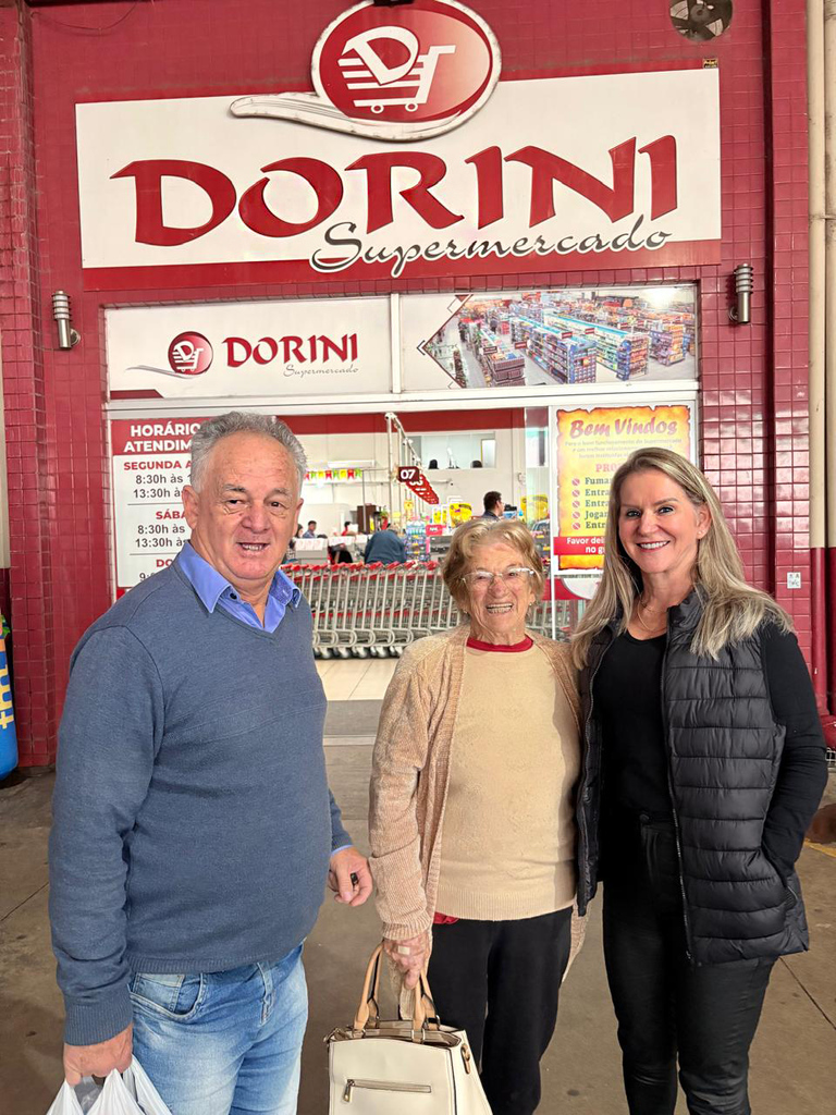 Família Azevedo celebra 39 anos como cliente fiel do Dorini Supermercado