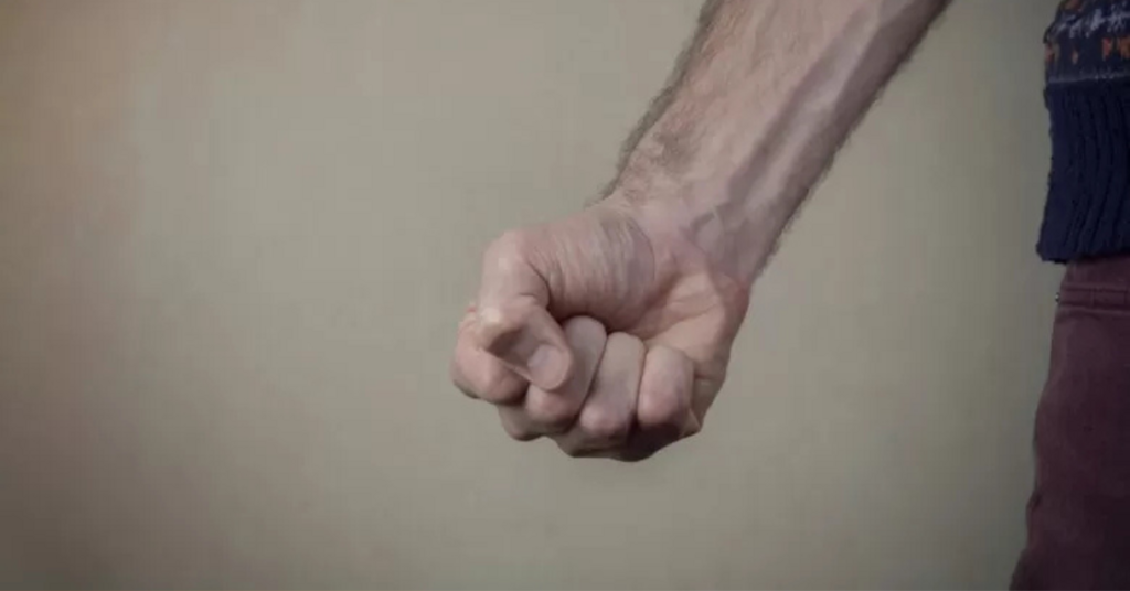 Mulher bate a cabeça ao cair após ser agredida pelo marido no Alto Vale