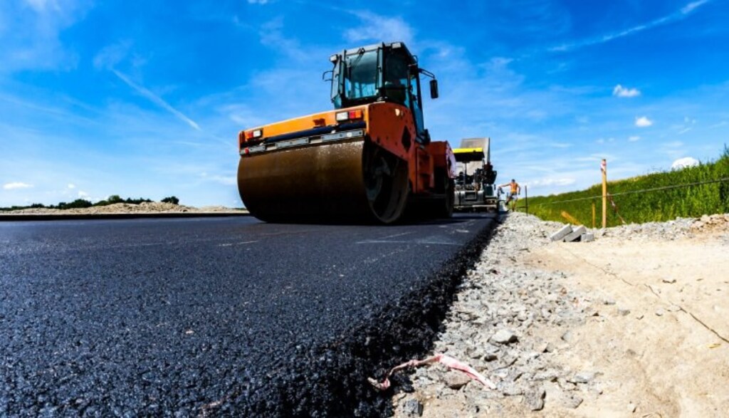 Atenção Motoristas!  Obras de pavimentação na Avenida Júlio Budant Neto, no Campo d'Água Verde
