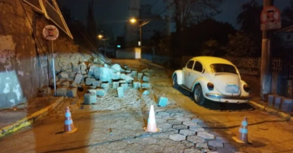 Deslizamento de terra bloqueia trânsito em rua de Rio do Sul