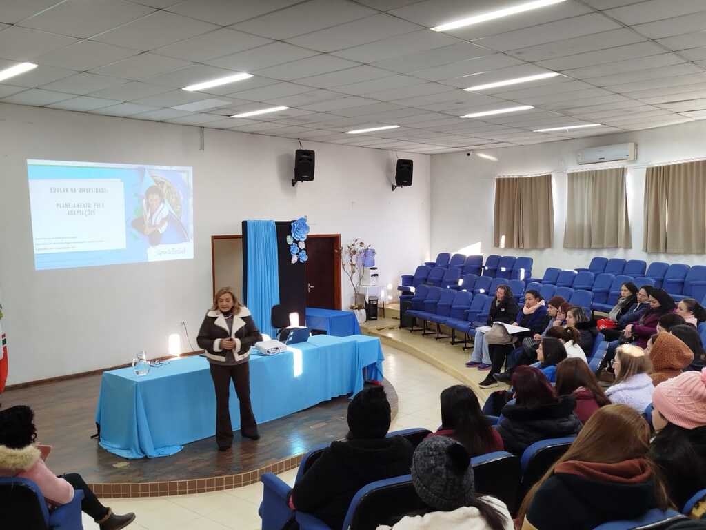 PALESTRA SOBRE EDUCAR NA DIVERSIDADE REÚNE PROFESSORES EM BOCAINA DO SUL