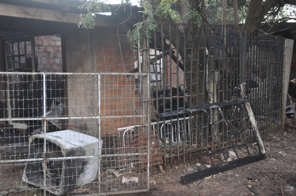 Incêndio destrói casa e deixa uma vítima fatal no bairro Bela Vista