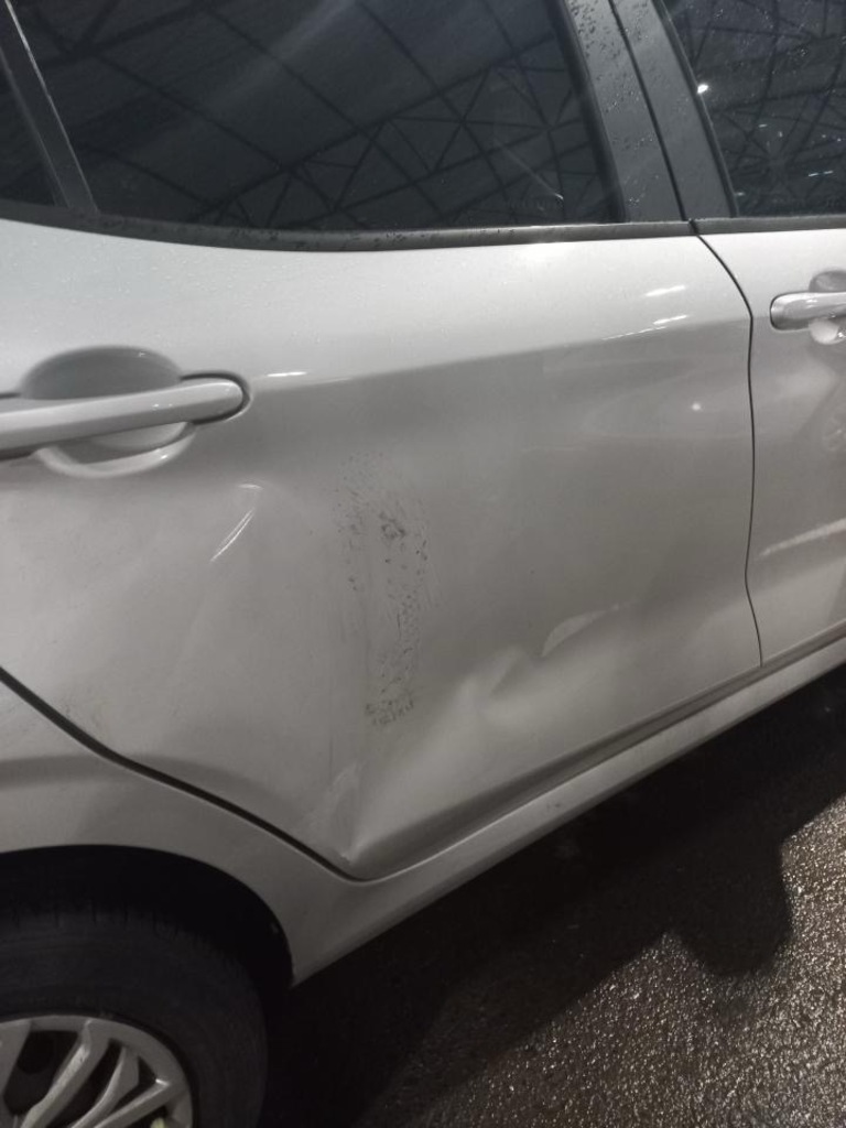 Homem é preso após causar tumulto e danificar carro em supermercado de Herval d’Oeste