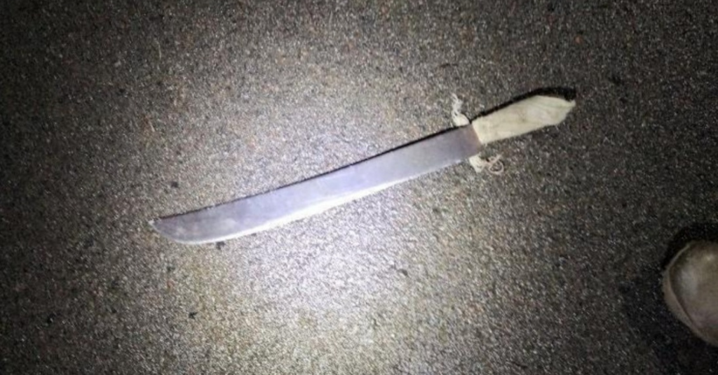 Homem é preso após ameaçar e ferir pessoas com facão no Alto Vale