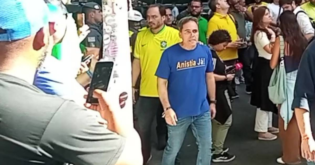 Carlos Bolsonaro comenta possível candidatura por Santa Catarina: “As pessoas votam em quem quiser”