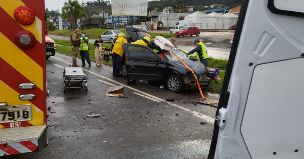 Acidente na BR-470 deixa um ferido e mobiliza bombeiros em Rio do Sul