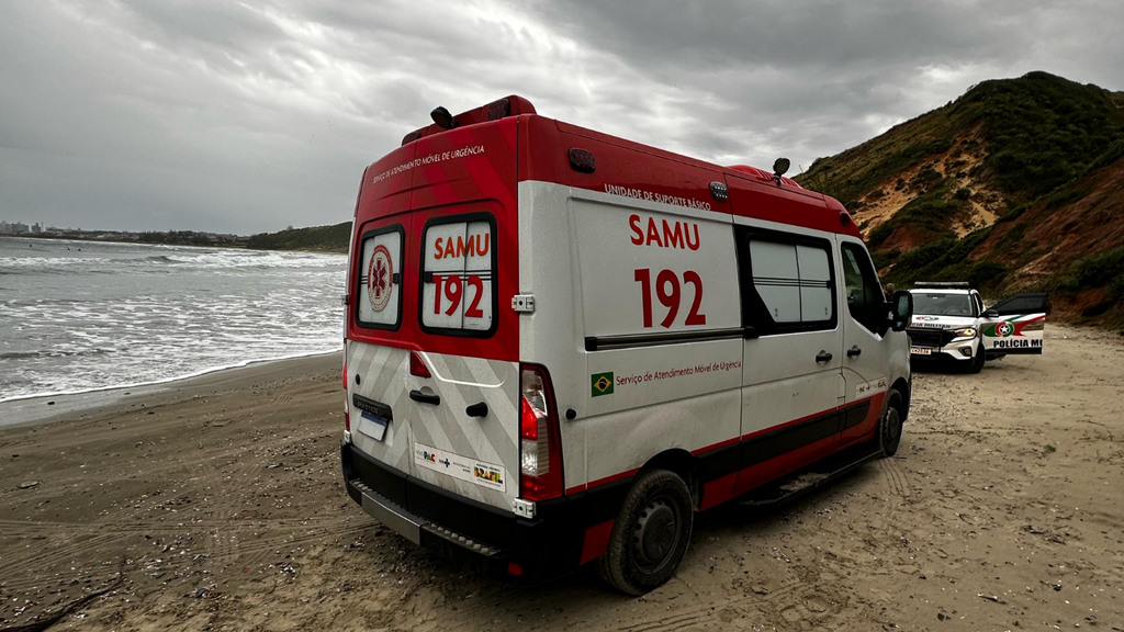 Foto Divulgação - Homem de 54 anos sofre queda no costão da Praia do Porto e é encaminhado ao hospital
