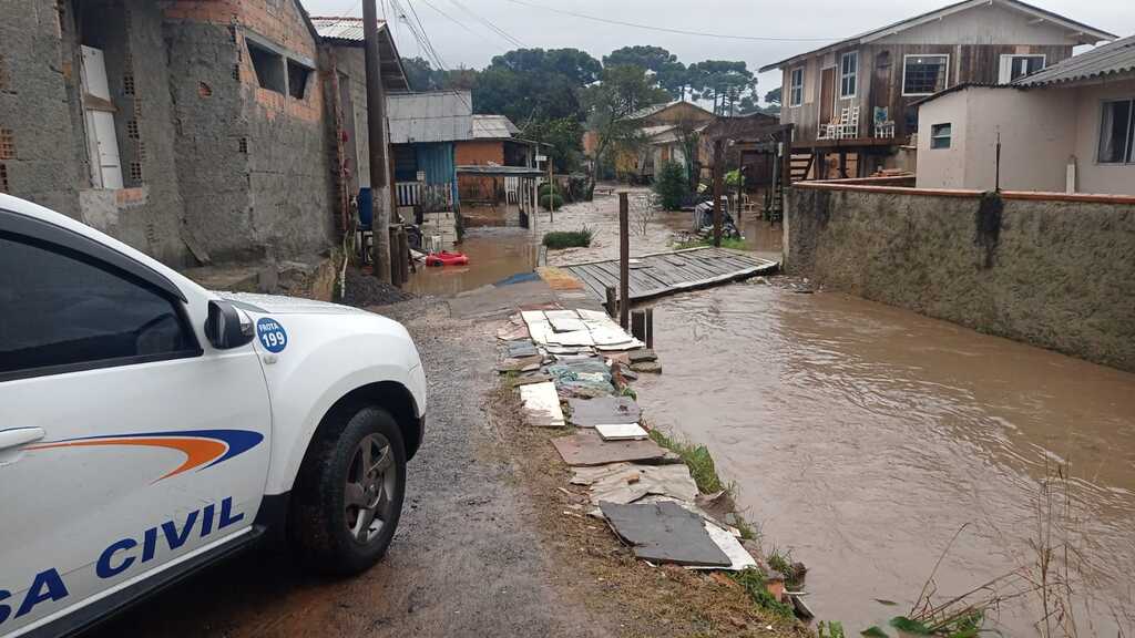 Prefeitura realiza reunião de emergência para avaliar estragos causados pela chuva
