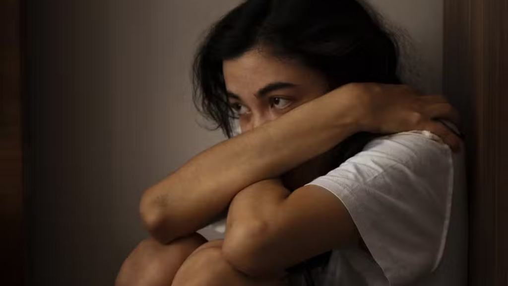 Imagem freepik - ilustrativa - Jovem é atendida pelo Samu após uso de diferentes substâncias; caso levanta suspeita de abuso sexual