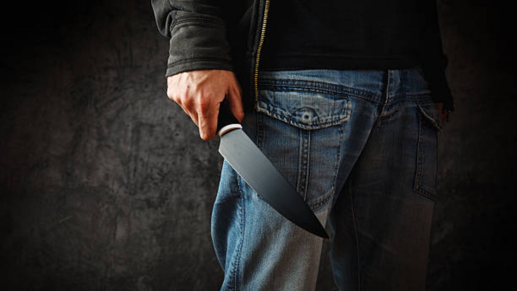 Imagem iStock - Homem invade bar com faca, agride mulher e caso termina com flagrante de tráfico em Laguna