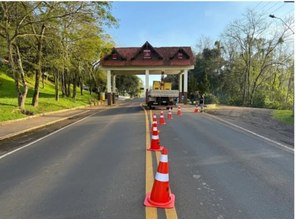 Pórtico de entrada de Itapiranga tem telhado removido