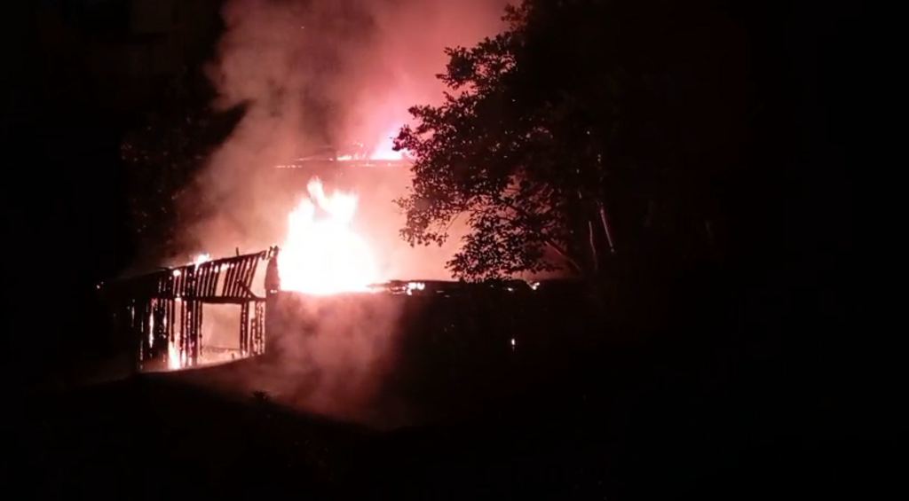 Casa é destruída por incêndio durante a madrugada de quarta-feira, dia 02, em Herval d’Oeste