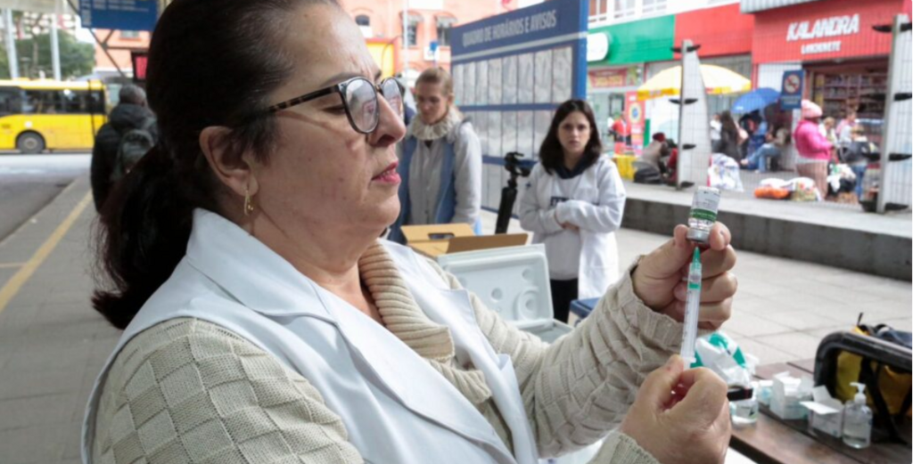 Ação de vacinação no Terminal Central aplica 400 doses de vacina contra a gripe