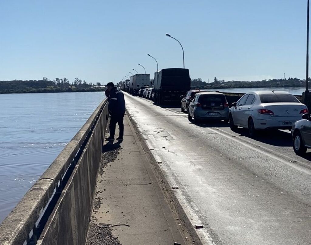 Ponte Internacional está em meia pista