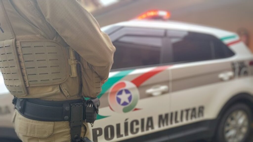Homem com mandado de prisão em aberto é detido durante barreira policial em Timbó