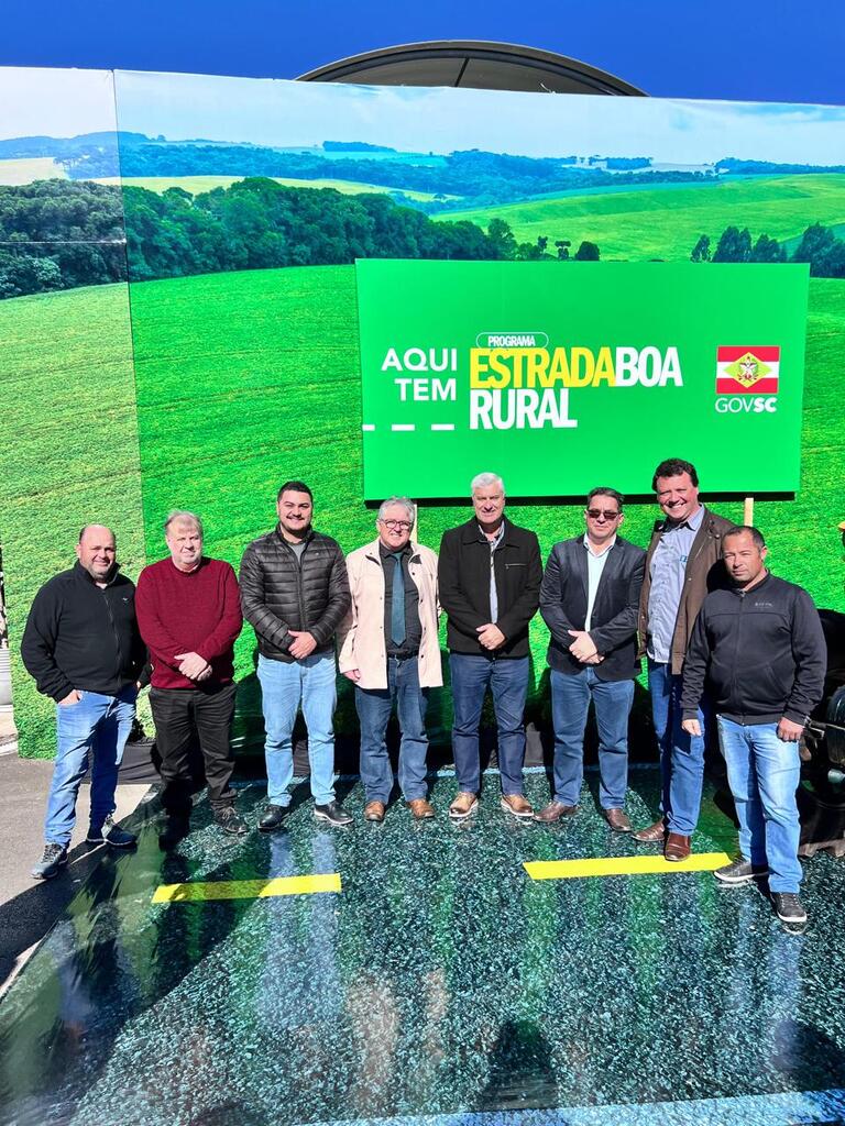 Comitiva de Otacílio Costa participa do lançamento do Programa Estrada Boa Rural, em Joaçaba