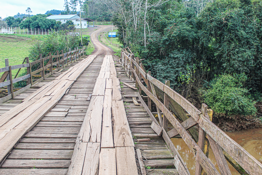 Ponte precária ameaça segurança na La Chapéu, em Itapiranga