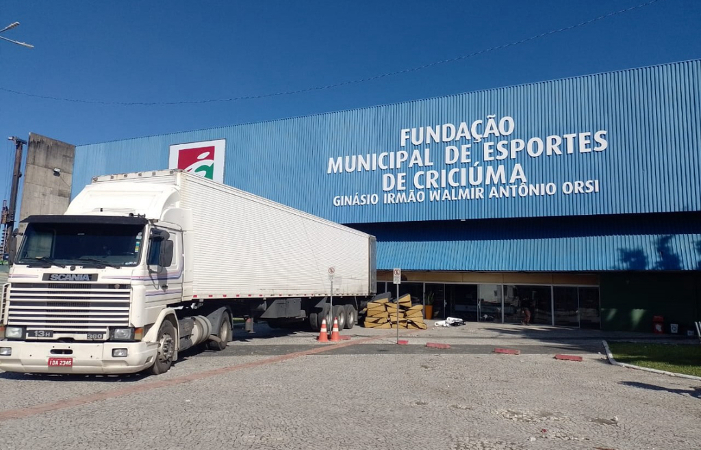 Ginásio Municipal de Criciúma recebe os primeiros equipamentos para o amistoso internacional de vôlei