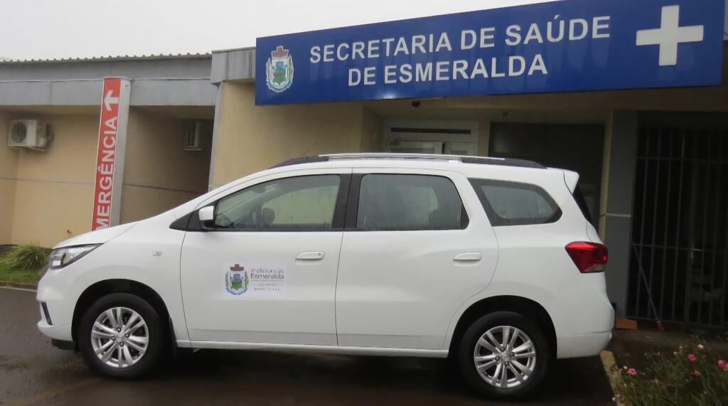 Entrega de um veículo para Secretária Municipal da Saúde de Esmeralda