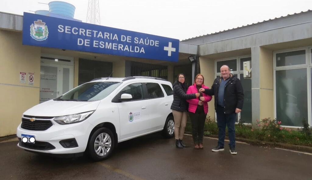 Entrega de um veículo para Secretária Municipal da Saúde de Esmeralda