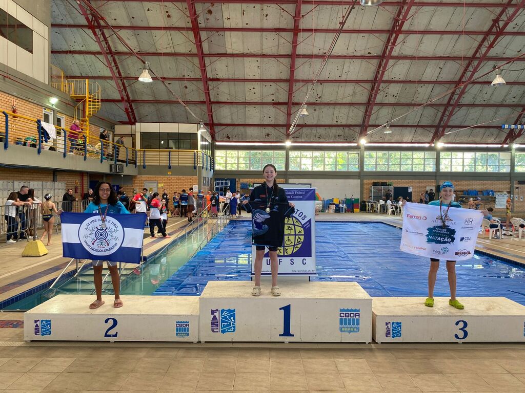 Lageana brilha nas piscinas e mira Jogos Escolares em Blumenau