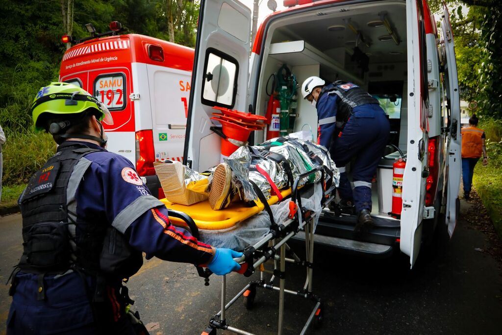 Equipes do Samu participam de simulado de preparação para desastres naturais em Blumenau