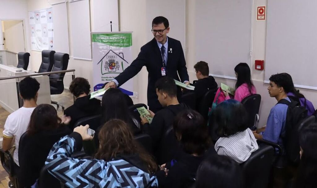 Quinze estudantes disputam eleição a jovem parlamentar