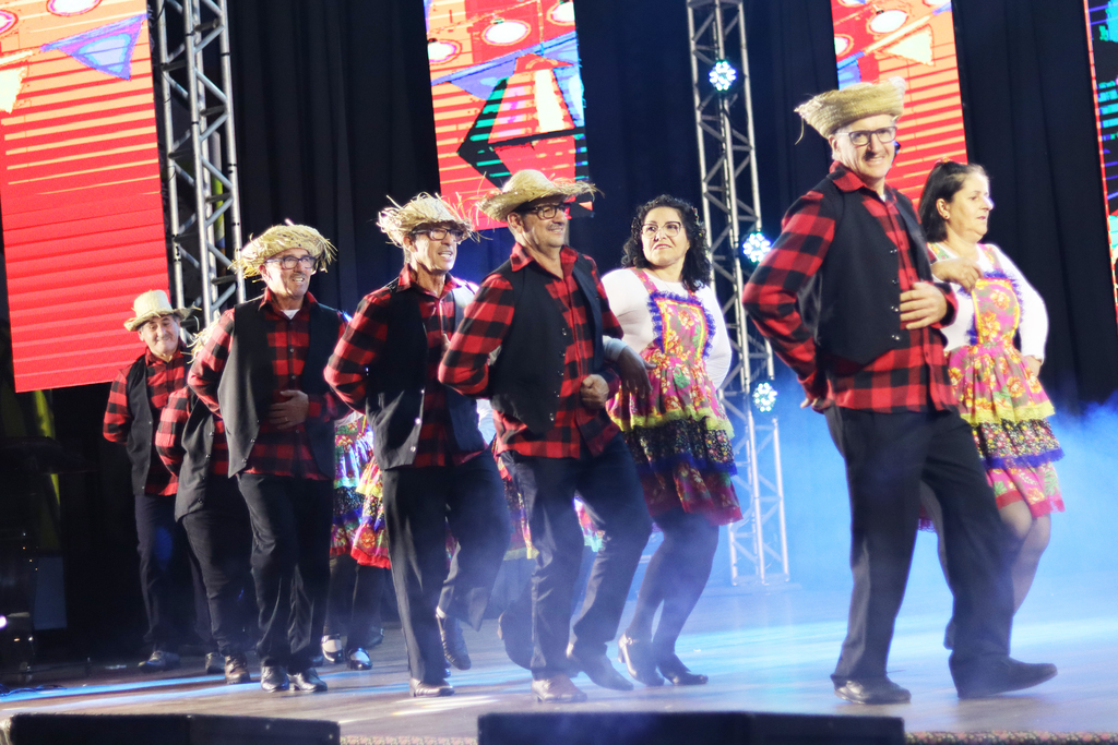Zortéa brilha no Caipiratuba com dança, alegria e tradição!