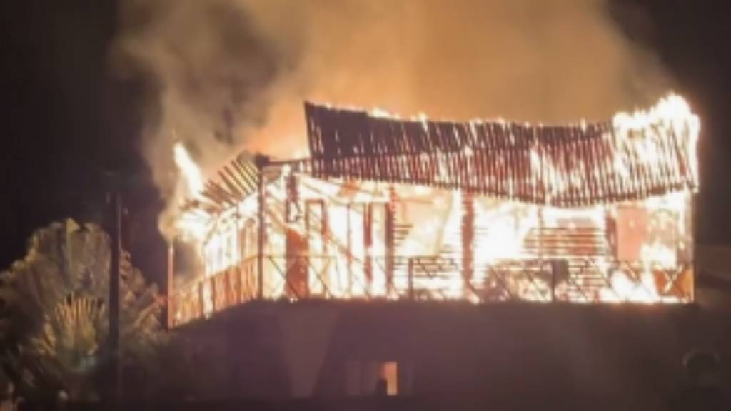  - Incêndio de grandes proporções atinge casa na Ressacada, em Garopaba