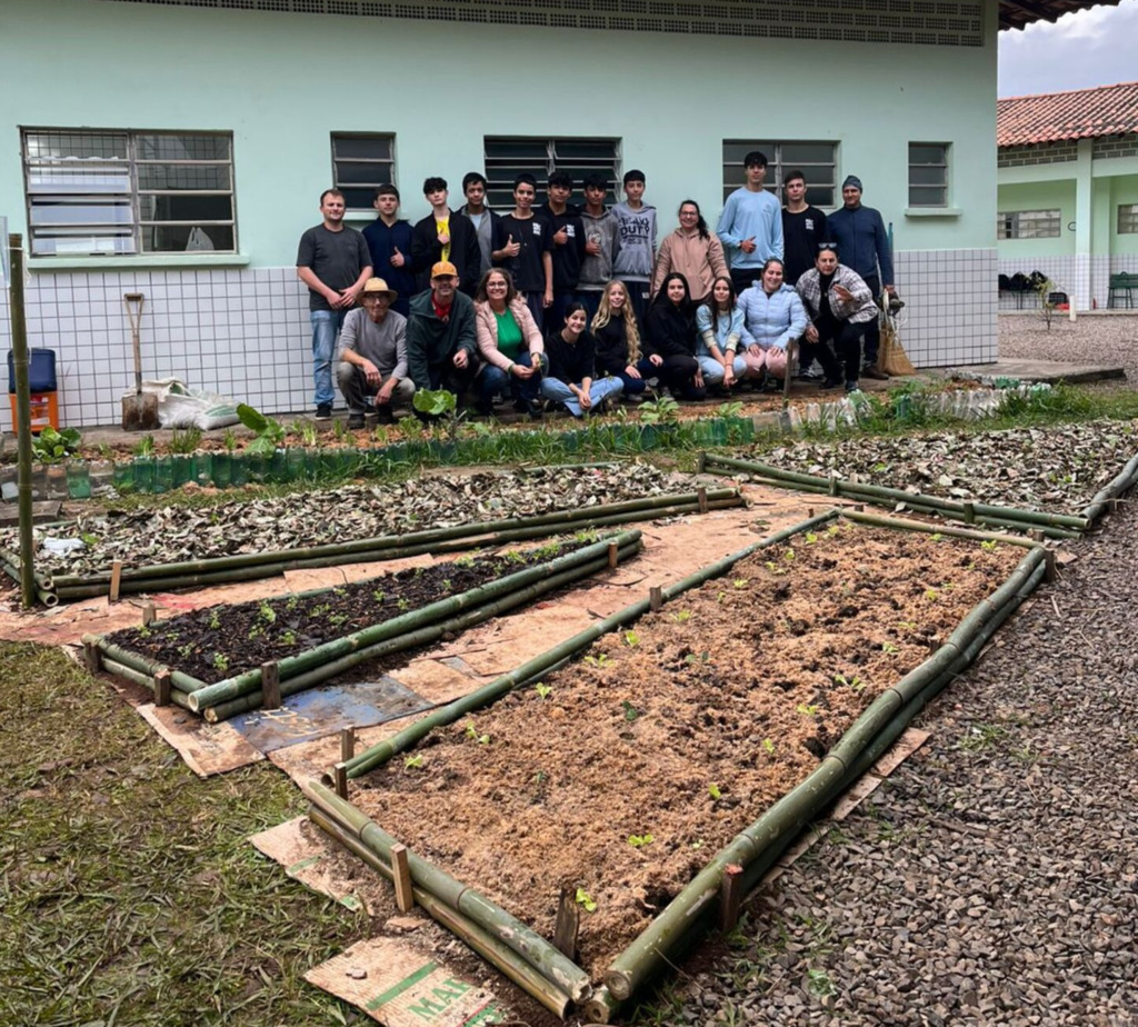 PROJETO DE AGRICULTURA FAMILIAR É REALIZADO NA ESCOLA LEONARDO PEDRO THOMAZ