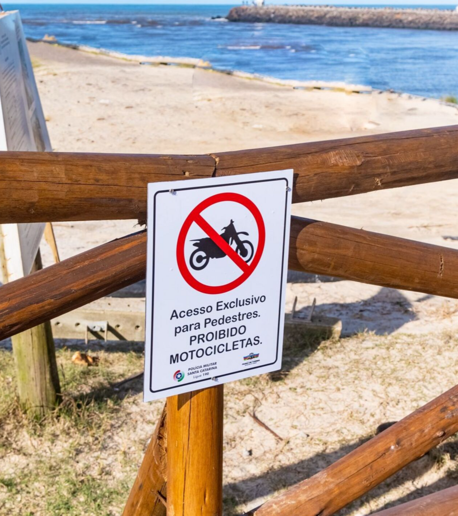 PASSARELA DA PRAIA DOS MOLHES RECEBE PLACAS DE SINALIZAÇÃO PARA COIBIR TRÁFEGO IRREGULAR DE MOTOCICLETAS